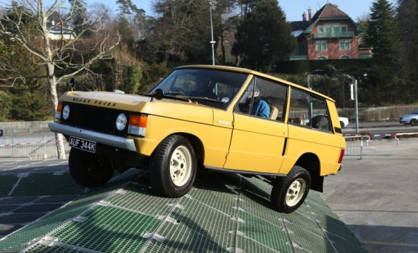 Днес сме свикнали с идеята за големи и луксозни всъдеходи - всъщност виждаме ги по цял ден. Но през 1970 това бе нещо нечувано. Понятията "офроуд" и "лукс" изглеждаха напълно несъвместими - докато не се появи първият Range Rover. Той бе толкова успешен, че производството му продължи чак до 1996, и успя да спечели за свои клиенти британската кралица и най-големите звезди в NBA. 
