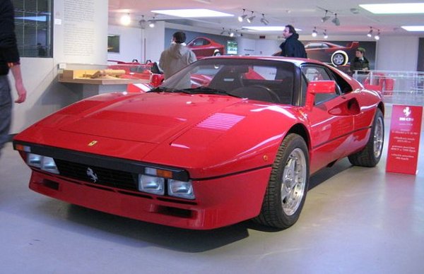 Първоначално публиката в Женева през 1984 бе леко разочарована: новото 288 GTO изглеждаше твърде подобно на познатото на всички 308 GTB. Но под повърхността двете бяха безкрайно различни. Ferrari създаде 288 GTO като част от хомологацията на колите си за пистовите състезания от Група Б. Това бе една от първите коли, изработени от въглероден композит. От нея бяха създадени само 207 бройки, което обяснява защо днес е една от най-търсените коли на Ferrari от колекционерите. 