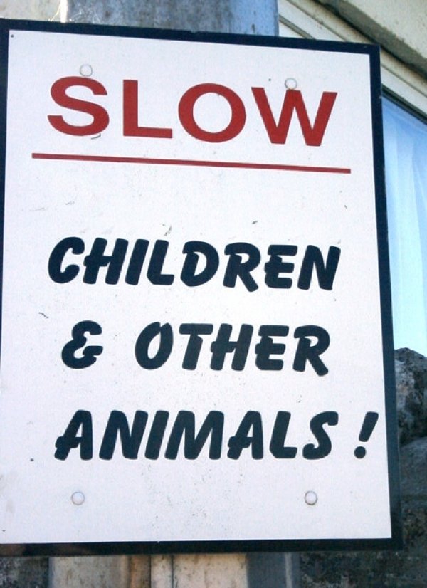 Намали! Деца и други животни!