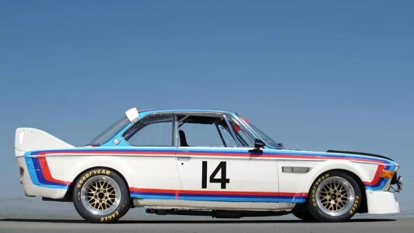 BMW създаде 3.0 CSL като хомологационен модел за Европейския шампионат за туристически автомобили. От трите основни серии модели, от втората са пуснати само 57 екземпляра. Обемът на двигателя е увеличен от 3 на 3,2 литра с мощност 203 к.с. Моделът получи неофициалното име "Батмобил" поради аеродинамичния си пакет с голямото задно крило, нестандартната предна броня и футуристичните перки.
