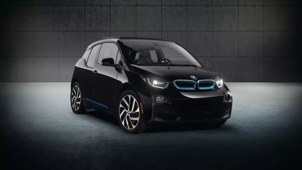 BMW взе стандартния електрически i3 и му добави люк. Освен това боядиса каросерията в цвета Fluid Black и добави сини отблясъци. Окачването също беше леко пренастроено. Произведени са общо 50 екземпляра от специалния електрически автомобил. Ако външният вид на люка и цветните акценти могат да се нарекат нещо специално.
