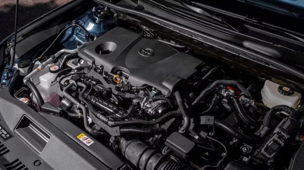 Да имаш двигател, който работи ефективно, не означава нищо, ако материалите, използвани за изграждането му, са под средното качество, и Toyota знае това. За да придаде на A25A-FXS достатъчно острота и надеждност, японският автомобилен производител вложи здравословна доза сила в своята рецепта. Всичко започва с двигателя, който е отлят от специална алуминиева сплав, което позволява на двигателя да бъде лек, като същевременно запазва добра здравина. Главата на цилиндрите и главите на буталата са изработени от една и съща алуминиева сплав.

В мотор може да се открият облицовки на цилиндрите с желязно покритие, което помага за поглъщането на топлина. Желязните покрития също са изключително устойчиви на износване, което означава, че буталата на A25A-FXS ще трябва да работят дълго и усилено, за да надраскат стените на цилиндрите до степен на повреда. Коляновият вал и свързващите щанги са ковани, а не отливни, което му помага да издържи по-дълго без потенциални повреди или износване.
