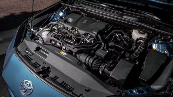 Последната точка е огромната му популярност. Въпреки че известността не означава дълготрайност &ndash; примери за това са роторният двигател Mazda 13B Wankel и 2.5-литровия турбо-четирицилиндров двигател на Subaru, те помагат по един ключов начин: наличието на части. А това не е маловажно, когато се наложи ремонт на агрегата.

Тъй като A25A-FXS на Camry е част от семейството двигатели Dynamic Force, частите са широко достъпни и в някои случаи могат да се заменят с други двигатели, принадлежащи към същата група двигатели. Поради това почти никога няма да се притеснявате, че ремонтите ще бъдат дълги или скъпи.

Друго нещо, което трябва да имате предвид, е работата на механиците в сервизите. Тъй като A25A-FXS е популярен сам по себе си &ndash; а семейството двигатели Toyota Dynamic Force също е добре познато, много сервизни техници със сигурност са запознати с тази област. Това означава, че като цяло ремонтите ще бъдат по-лесни за извършване и по-вероятно да издържат.

