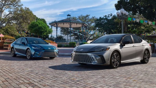 Под капака на Camry 2026 се крие най-ценният му надежден инженерен елемент. Нарича се A25A-FXS, а корените ѝ са в семейството на Dynamic Force Engine на Toyota. Династията Dynamic Force води началото си от 2017 и се състои от редови трицилиндрови, редови четирицилиндрови и V6 двигатели. A25A-FXS, в частност, влезе в модела през 2017 и оттогава е използван в редица модели Toyota и Lexus, както и в Mazda CX-50 Hybrid.

За моделите за американския пазар A25A-FXS е единственият двигател, предлаган в цялата гама на Camry, тъй като името е изцяло хибридно към 2025, когато дебютира поколението XV80. A25A-FXS разполага с множество елементи, които му помагат да постигне висока надеждност. Освен това се гордее с впечатляваща термична ефективност, ключова характеристика за хибридните задвижващи агрегати.