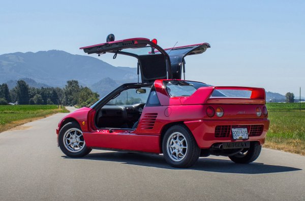 Дванадесетклапанният мотор F6A (657 cc, 64 к.с.) е предоставен от Suzuki. AZ-1 е много интересен, но има и проблеми, сред които е склонността към преобръщане поради високия център на тежестта и геометрията на задното окачване. Autozam е произведен в лош момент - от 1992 до 1994 г., когато започва икономическата рецесия в Япония. И освен това беше доста скъп - 1,498 милиона йени (12 400 долара). 