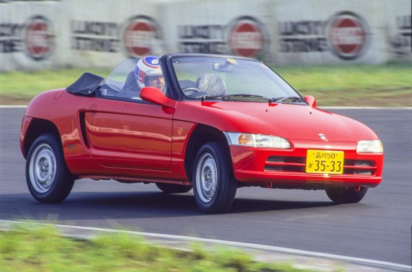 Шедьовър на конструкцията на „кей-кар“, малък безкомпромисен боец и последният продукт, одобрен от Соичиро Хонда.  От 1991 до 1996 г. са произведени 33 892 бройки, като до 2022 г. са оцелели около 15 000 коли. Beat, като истинска Honda от деветдесетте години, не знае за съществуването на компресор и съответно залага на атмосферен мотор.