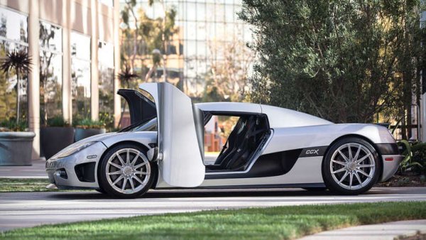 Koenigsegg е един от най-добрите производители на модерни суперколи с модели като Jesko и Regera, които показват страхотни неща. Един от първите суперавтомобили, които поставиха шведите на на картата, беше CCX. Той е представен през 2000-те години и е третият модел на марката.

CCX беше и първият Koenigsegg, който имаше собствен двигател, с изцяло алуминиев V8 с двоен компресор, произвеждащ 806 к.с. Най-големият му недостатък обаче беше, че се нуждаеше от повече притискаща сила. Това се видя в един от епизодите на Top Gear, където Стиг (пилотът) излетят от пистата и разби колата. След това Koenigsegg добави задно крило на колата.
