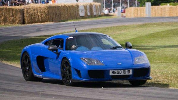 В Noble знаят как да произведат изключителен суперавтомобил, като M600 е един от най-добрите модели на малкия британски производител. Под капака има V8 двигател, взет от Volvo XC90. Това може да не звучи много, но в M600 4,4-литровият V8 произвежда 650 к.с., което задвижва колата до максимална скорост от 350 км/ч.

Британската марка иска нейните коли да се справят с много високи скорости, като едновременно с това са много леки. M600 тежи само 1250 кт, така че има опасност при навлизането с пълна мощност в завоите (внимателно с краката върху педалите). 
