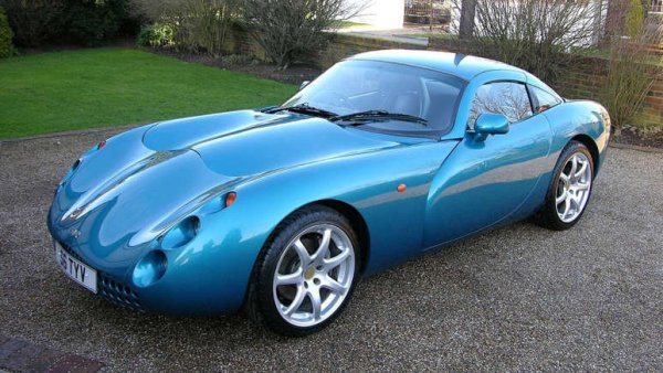 TVR Tuscan Speed Six със сигурност не е толкова опасен, колкото Speed 12, но също е сред най-впечатляващите коли на британския производител. Под капака има гама от редови шестцилиндрови двигатели Speed Six, произвеждащи до 380 к.с. Те са комбинирани с елегантен и смел външен дизайн, което прави модела популярен.

TVR обаче има &bdquo;гъвкав&ldquo; поглед върху функциите за безопасност. Въздушните възглавници не са включени в оборудването, а от TVR просто посъветваха шофьорите да не катастрофират, за да не се наранят.
