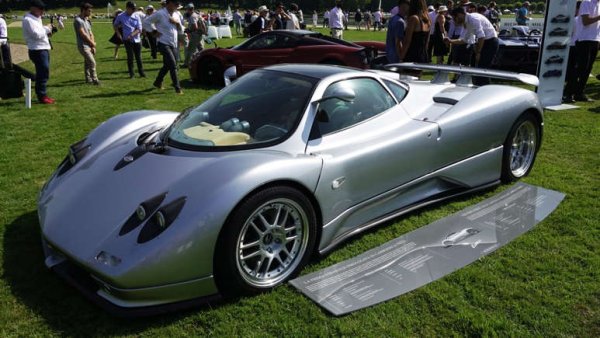 Сега всички гледат на Pagani Zonda като на една от най-добрите суперколи в света. Тя спря дъха на всички през 1999 г., когато беше пусната на пазара. Zonda се оказа много успешна и проправи пътя на своя наследник Huayra.

И все пак през 1999 г. Zonda имаше няколко проблема. Благодарение на своя Mercedes-AMG V12 двигател под капака, тя беше животно, склонно към рязко презавиване и непредсказуемо недозавиване. Системата за контрол на сцеплението също имаше собствено мнение и комбинирането на тези проблеми направи Zonda C12 кошмар за справяне на пътя. 

Дори 7-кратният световен шампион във Формула 1 - Люис Хамилтън, заяви, че Zonda &bdquo;е колата с най-лошото управление&ldquo;, която някога е карал. 
