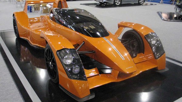 Caparo T1 е един от онези автомобили, които са толкова опасни, колкото изглеждат. Също така те разполага с впечатляваща производителност, благодарение на своя 3,5-литров V8 двигател с 575 к.с., получен от IndyCar. При тестване в телевизионното шоу Top Gear, британският шампион в първенството за туристически автомобили Джейсън Плато претърпя тежък инцидент, като колата се запали, а пилотът получи сериозни изгаряния и наранявания. 

Холандски журналист също претърпя инцидент, когато предното окачване се откъсна от колата и дроселът остана отворен по време на демонстрационен пробег на фестивала на скоростта в Гудууд. 
