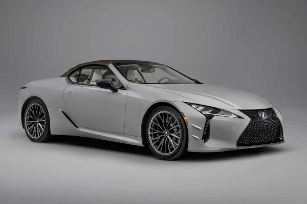 Lexus LC 500 е прекрасно гранд туринг спортно купе от старата школа. Под елегантния му преден капак има атмосферен 5-литров V8 с мощност 471 к.с., съчетан с 10-степенна автоматична скоростна кутия. И този двигател създава музиката, която обичаме. Ускорението от 0 до 100 км/ч става за 4.4 сек или малко по-бавно, ако изберете кабрио версията. LC 500h и неговият V6 хибриден агрегат вече няма да ни липсва.

Вътре, LC е чаровен модел с високо ниво на материали и качество на изработка, типично за най-скъпите модели на марката. Колата има малка задна седалка за двама пътници, но е най-добре да я оставите за деца. Стилната серия LC Inspiration ще бъде лимитирана до 200 купета и 350 кабриолета с уникални цветови комбинации и тапицерии. Носят се слухове, че това ще е последната година за LC. Ако е така, този красив двуврат автомобил ще ни липсва.
