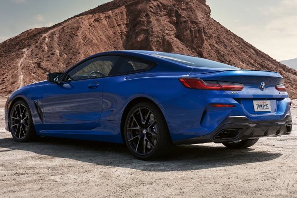 Аплодисменти за BMW M8, защото 2025 е последната моделна година за двувратия модел с мощност 617 к.с. (четиривратият Gran Coupe ще бъде на пазара още една). Феновете на купетата обаче ще имат само още една година, за да грабнат обикновената двувратка от 8-series, защото след това и тя отива в историята.

Топ моделът за 2026 г. е M850i. С битурбо V8 двигател с мощност 523 к.с., той е способен да развие 100 км/ч за малко над 3 сек и звучи супер. А благодарение на адаптивните амортисьори, той е чудесен за енергично препускане през криволичещите пътища и може да бъде изключително изискан и комфортен, ако искате. Това е перфектната кола за дълъг уикенд в отдалечен район, далеч от децата.
