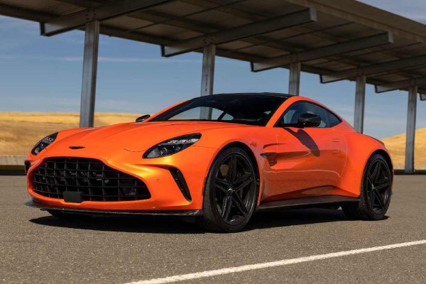 Невъзможно е да не изглеждате готино, докато шофирате Aston Martin Vantage. Този автомобил, както като купе, така и като роудстър, е семпъл и красив за гледане. Плавен круизър, когато имате нужда от него. Когато обаче насочите този емблематичен нос към някои тесни, криволичещи пътища, ще откриете шаси, което е на подходящото ниво за това, с усещане, което е по-органично и приятно старомодно от много съвременни спортни автомобили.

Двигателят, заимстван от Mercedes-AMG, е голям, брилянтен V8 с два турбокомпресора и мощност от 656 к.с., способен да развие страхотно ускорение. Изберете Vantage S и ще имате 670 конски сили, с които да се поиграете. Коженият интериор е уютен, но украсен с луксозни детайли, които го правят да се чувства специален.
