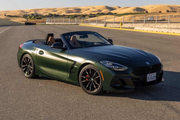 Роудстърът BMW Z4 има дълъг преден капак, къси пропорции на каросерията и сгъваем покрив от плат. Предлага се както с четирицилиндров двигател с мощност 255 к.с., така и с шестцилиндров, развиващ 382 к.с. И двата са с турбокомпресор и стандартно работят в тандем с отлична осемстепенна автоматична скоростна кутия.

Тези, които обичат сами да превключват скоростите, има опционална шестстепенна ръчна кутия за редовия шестцилиндров двигател, наречена Handschalter, която е на върха на гамата с цена от малко над 70 000 долара. Тя се предлага с уникална настройка на окачването и по-големи джанти. Z4 няма остроумното управление, както, да речем, скъпоценното Porsche 718 със средно разположен двигател. Като луксозен спортен автомобил обаче, който може да изпълнява двойна функция като GT, Z4 е солидна машина.
