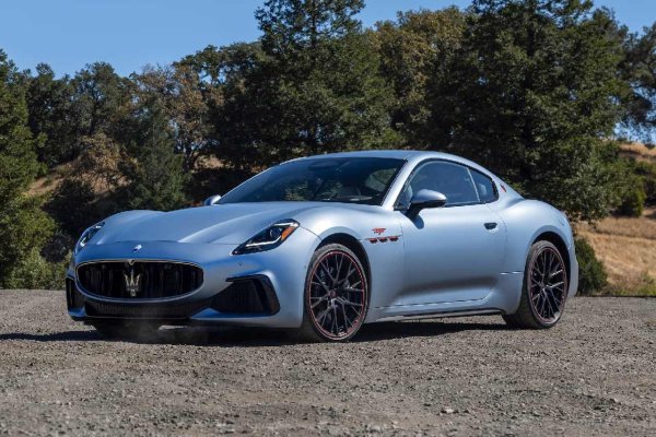 Maserati GranTurismo може би е най-традиционно изглеждащият от спортните луксозни автомобили в този списък. Не позволявайте обаче на финия стил да ви заблуди. GT има версия с 483 к.с. от битурбо V6 двигателя, използван в суперколата Maserati MCPura (преди наричана MC20). Той издава прекрасни щракащи и ръмжащи звуци от ауспуха което създава завладяващо звуково изживяване.

Както може да се предположи от Maserati за шестцифрена сума, интериорът е великолепна смес от мека кожа, карбон и алуминий. И разбира се, има достатъчно място за двама души, които да отидат на дълга почивка. Има и кабрио версия, както и изцяло електрически модел, наречен Folgore, който според компанията ще развие 100 км/ч само за 2,7 сек и ще предложи пробег от 387 км.
