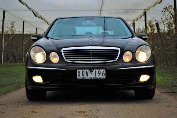 В историята на Mercedes-Benz E-Class (Executive Class) има няколко страхотни автомобила &ndash; като W213, например, но има и модели със сериозни проблеми, най-вече на двигателя. Въпреки това, сред най-надеждните попада Е500, произвеждат от 2002 до 2006 година. Неговият 5,0-литров двигател се доказа като &bdquo;неубиваем&ldquo; през годините, преди работният му обем да бъде увеличен на 5,5 литра. Това стана през 2006 година.