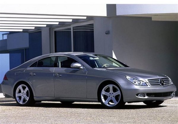 Първото поколение Mercedes-Benz CLS, произведено през периода 2004-2010 година, помагна за утвърждаване на репутацията на марката. Моделът, известен и като C219, е изграден на платформата W211 на E-Class, като споделя с него много общи компоненти, сред които са двигателите и трансмисията. Това обяснява и високата надеждност на CLS. Тя не се влияе и от сложното въздушно окачване AirMATIC, което е сериозно предизвикателство за инженерите.