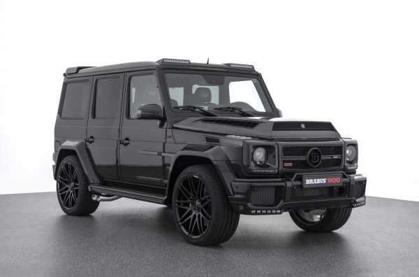 Моделите от линията на Mercedes-AMG с 12 цилиндъра изчезнаха под натиска на природозащитниците, но тунерите от Brabus успяха да пуснат част от партидата на G65. Форсираният с 270 к.с. двигател е по-мощен от планирания в Афалтербах и развива 900 коня. Въртящият момент от 1500 Нм не успя да "усвои" трансмисията, така че беше ограничен до около 1200 Нм, започвайки от 1200 об/мин! Brabus пусна само 10 бройки от G900, които бяха разпродадени моментално въпреки цената от 880 000 долара. Г-класата никога не е бил толкова бърза: всъдеходът набира до 100 км/ч за 3,9 сек, а максималната му скорост е ограничена до 270 км/ч.