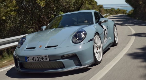 Не без основание 911 е най-популярният спортен автомобил – особено за идеалистите, който държат на атмосферен двигател и ръчна трансмисия.

Никоя друга компания не разбира толкова добре как да приспособи един модел към широк кръг клиенти, както го прави тук Porsche. 911 може да бъде ежедневна кола или ненадминат състезател. Той разполага с четирилитров атмосферен двигател в два варианта - с 510 или 525 к.с. За тях шестцилиндровият боксерен мотор не се нуждае от турбокомпресор, а от обороти. Само при 8 500 в минута е налична пълна мощност. Звярът издава тогава характерен звук, който не може да бъде объркан с нищо друго на света.

По отношение на цената обаче базираната в Цуфенхаузен компания отдавна ни кара само да въздишаме. Освен ако не ни предстои в “Байерн“ (Мюнхен). 911 GT3 започва от 193 417 евро, а S/T е с още 100 000 евро по-скъп.
