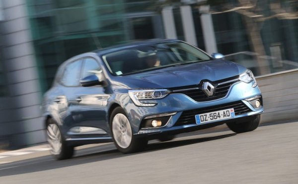 Преди две години Renault влезе в златния фонд на абсурдните сервизни акции с тази: отзоваването на 824 автомобила Megane от австралийския пазар. Всъщност, акцията нямаше нищо общо със самия автомобил. Проблемът бе в секция от ръководството за употреба, която "съдържа грешка в описанието и може да накара потребителят да оперира грешно с детската защита на задните врати". Производителят предложи следното решение: засегнатите автомобили да се докарат в сервиз, за да може подвеждащите думи да се задраскат с черен маркер. При това напълно безплатно за клиентите...
