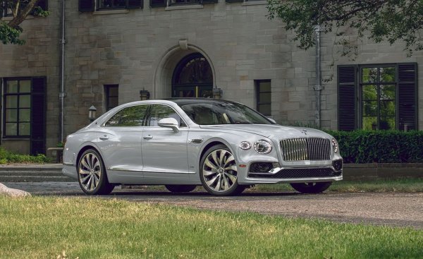 Точно толкова красива отвътре, колкото предполага достолепната й външност, тази кола като ниво на лукса би засрамила даже самолета на американския президент. Все пак новото поколение е променено и отвън: доста по-атлетично от предшествениците си, с мускулести очертания отзад и с квадратеста, красиво изваяна предница. Вътре вниманието към детайла е забележително: от богатата кожена тапицерия, която обхваща почти всяка повърхност, до орнаментите от благородно дърво. 
Тази кола: боя Beluga White ($6090), аудиосистема Naim for Bentley ($8800), оборудване First Edition ($44 735)
