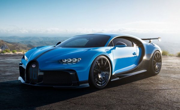 Предишният Veyron, макар впечатляващ и технологично фантастичен, не беше непременно привлекателна кола. Мнозина го смятаха за странен, надут и даже недодялан. Наследникът му Chiron е технологично много близък, но доста по-красив. Дизайнът е по-агресивен, с по-големи въздухозаборници. Цялата задница е една мрежеста решетка със забодени в нея задни светлини. Отстрани доминира С-образната линия на вратите - наследство от Veyron, но усъвършенствано. Тази линия разделя колата сякаш на две части, което двутоновото боядисване подчертава допълнително. Драматично, но и красиво. 
