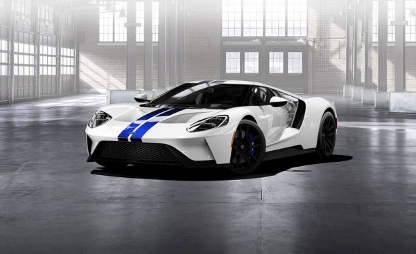 Американците обновиха своя суперавтомобил за 2020 година и покрай това предложиха и опция за небоядисано карбоново купе. Но това отсъствие на боя всъщност добавя 50% към и без това чудовищната цена от 500 000 долара, така че по-скоро трябва да се пропусне. Още повече, че класическата ливрея Gulf Racing Heritage, която също се предлага за новия модел, му стои по-добре. Но и колата на снимката, в бяло с характерните сини състезателни ленти и със сини спирачни апарати, също не изглежда зле. 
