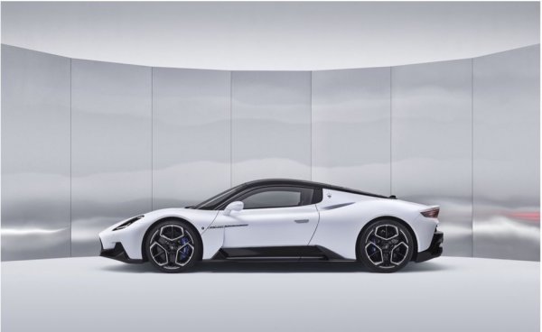 Италианската компания се опитва да възроди идентичността си и отчаяно се нуждае от един показен модел, за да успее. Смайващото на вид MC20 е точно такава кола. Дизайнът му не прилича на нито един от конкурентите - всъщност изглежда така, сякаш е оформена от самия въздух в аеродинамичния тунел. Непрекъснатите линии сякаш текат по корпуса. 
Тази кола: 20-цолови джанти Birdcage ($1500), сини спирачни апарати ($1200), черен покрив ($4000)
