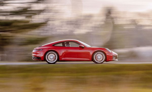 В цялата история на Porsche 911 има само няколко примера за лош дизайн. Макар че дори фаровете с форма на пържени яйца от поколението 996 вероятно си имат почитатели. Новото 992 е най-обтекаемата кола до момента, с изчистени линии, изгладени ръбове и големи хълбоци. Това е модерен прочит на класическия дизайн, но с няколко добре премерени ретро загатвания, например в задните светлини. 
Тази кола: боя Guards Red ($0), колани Guards Red ($540), ръчни скорости
