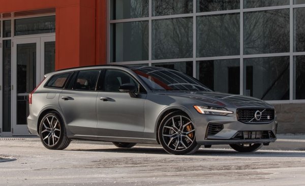 Откакто бе продадена на китайската Geely през 2010, Volvo промени дизайна си от странно шведски към модерен шик, и утвърди свой собствен стил в премиум сегмента. Volvo V60 е не само добър пример за този стил, но и доказателство, че е възможно да се правят красиви комбита. 
