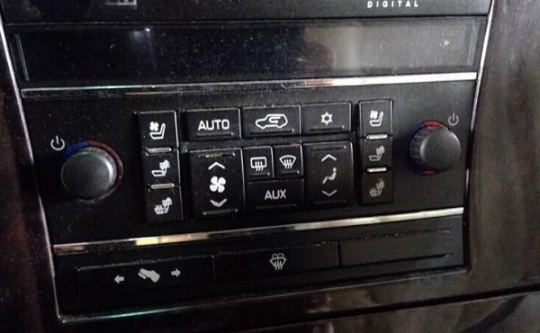 Друга любопитна иновация от онези времена беше появата на възможността за управление на климатика директно от задния ред на кабината. За първи път такава функция е внедрена в моделите Cadillac. Пътниците отзад успяха да зададат собствената си комфортна температура на въздуха, без да се притесняват за предните настройки.