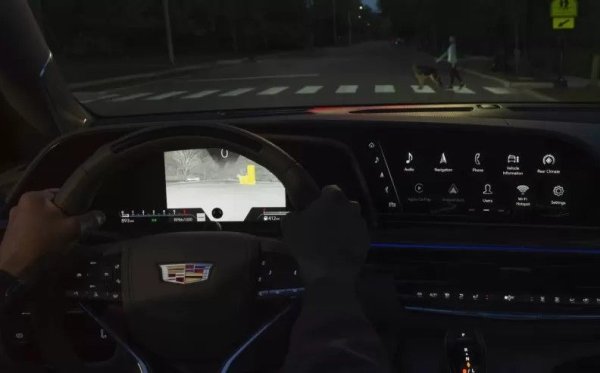 Преди около две десетилетия серията Cadillac DeVille започна да се оборудва с първата масово произвеждана система за нощно виждане. Тази технология работи чрез улавяне на инфрачервено лъчение и показване на термично изображение на околната среда, което й позволява да открива обекти и хора извън зоната на пряката светлина на фаровете. На шофьора беше показано такова изображение през екрана на таблото.
