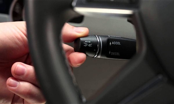 Първото масово използване на адаптивен круиз-контрол е марката Mercedes-Benz, която въвежда системата Distronic. Той осигурява поддържането на безопасно разстояние от превозното средство отпред с помощта на радар, монтиран в предната част на автомобила. Тази технология е предвестник на появата на последващи автоматични системи за поддържане на лентата и избягване на сблъсъци.