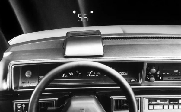 Идеята е заимствана от авиационното инженерство, където пилотите използват проекции на важни полетни индикатори директно върху прозрачното стъкло на пилотската кабина. General Motors започна да използва подобна концепция в своите автомобили. По този начин водачът можеше да види скоростта, нивото на горивото и други важни индикатори директно на предното стъкло, без да се разсейва от пътната ситуация.