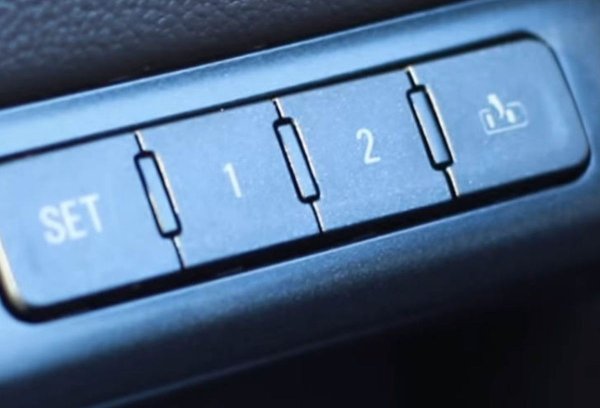 Това удобно решение се появи за първи път в автомобила Cadillac Seville. Функцията за памет направи възможно запазването на личните настройки на позицията на седалката на всеки шофьор поотделно. Достатъчно беше просто да изберете подходящия профил, така че столът веднага да заеме дадената позиция.