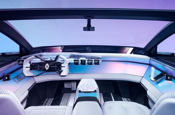 Преди да се появи водородният вариант, Renault ще пусне друг Scenic, базиран на архитектурата на Megane E-Tech, като той ще се окаже обикновен електрически автомобил. В салона има изобилие от дисплеи и волан, който прилича на щурвал. 