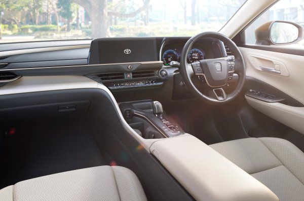 В салона има 12,3-инчов цифров приборен панел и мултимедийна система със сензорен екран. Продажбите на крос-седана ще започнат тази година, а информацията за другите версии ще се появи по-късно.