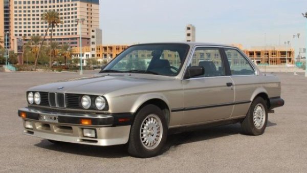 В &bdquo;Лийдс Юнайтед&ldquo; (от 1989 до 1990) според договора си Вини получава BMW 325i. Показан през 1985 година на автомобилното изложение във Франкфурт, новата гама BMW E30 представя модела 325i за първи път. Предлага се с две или с четири врати, както и кабриолет. 

През 1989-а BMW 325i се задвижва от 2494 куб. см. шестцилиндров редови бензинов двигател, способен на 171 к.с. при 5800 об/мин и 226 Нм максимален въртящ момент. Задно задвижване и петстепенна механична скоростна кутия допълват картинката. Автомобилът достигна максимална скорост от 220 км/ч, като ускорява от 0 до 100 км/ч за 8,3 секунди.