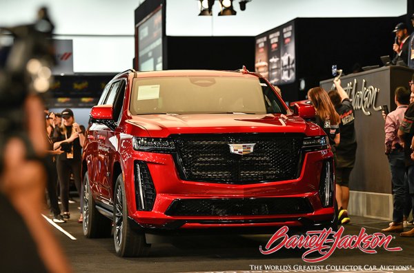 Първият Cadillac Escalade-V беше продаден два пъти по-скъпо от Lamborghini Urus. За всъдеходът са платени 500 000 долара, докато нов Urus може да се купи в САЩ за около 230 000 долара. 