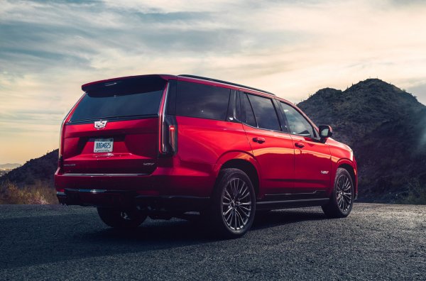 Цялата сума ще бъде предоставена на колежа по бизнес и дизайн Pensoul Lewis (Мичиган), който подкрепя чернокожи студенти. Купето е боядисано в червен цвят, а оборудването е максимално. Стандартен Escalade V, екипират по същия начин, струва 150 000 долара.