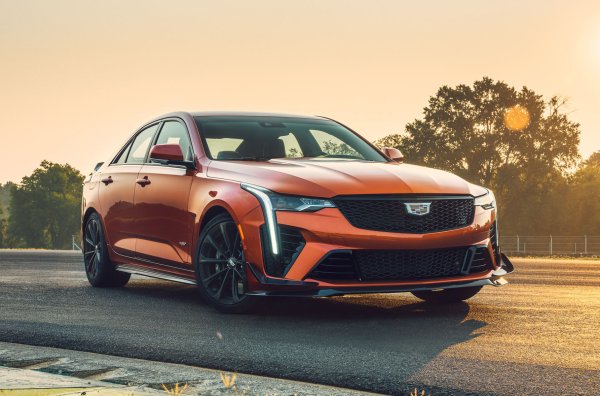 Първите Cadillac CT4-V и CT5-V от гамата Blackwing бяха продадени за 430 000 долара. 