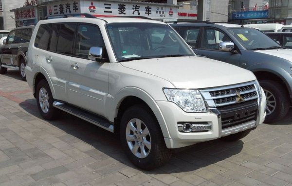 Четвъртата генерация на Pajero (V80) дебютира на Парижкия автосалон през септември 2006 и на практика, ако не броим няколко умерени фейслифта, е в производство и до ден-днешен, почти 14 години по-късно. 
Постепенно обаче интересът намалява и ако през 90-те Mitsubishi произвеждаше над 150 000 бройки годишно, през 2018 бяха сглобени само 46 000. 
