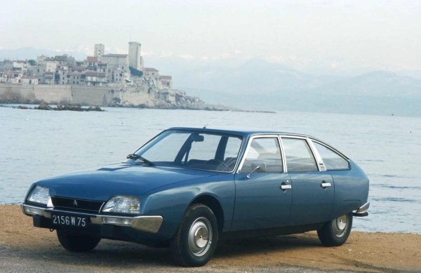 Ако DS е скулптура, то CX е чертеж, въплътен в метал. Клиновидният му профил, наклоненото предно стъкло и вдлъбнатите дръжки на вратите го правят един от най-елегантните седани на своето време.

Дизайнерът Робърт Опенхайм избягва правите линии в полза на плаващи извивки, създавайки илюзията за движение дори в покой. CX не се опитва да шокира, а да хипнотизира. През 1975 г. Car Design News го нарича "най-хармоничния автомобил на десетилетието", а година по-късно Citroen CX печели приза "Европейски автомобил на годината". Днес линиите му изглеждат изненадващо модерни - само погледнете Tesla Model S, за да видите прилики.
