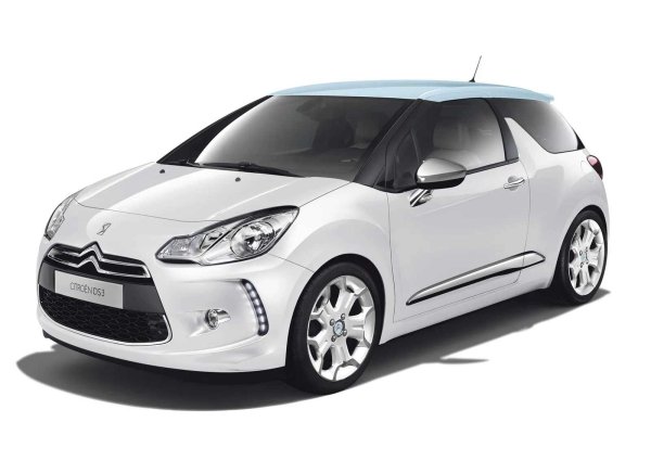 Със серията DS, Citroen се завръща към смелия дизайн. Citroen DS3, първият от тази гама, е градски хечбек с характер. Двуцветната каросерия, "плаващият" покрив и махащите се стикери на огледалата го правят платно за себеизразяване. Основната характеристика обаче е радиаторната решетка, съставена от хромирани шеврони, като брошка върху вечерна рокля. DS3 не се срамува да бъде модерен. Това е автомобил за тези, които вярват, че стилът започва с детайлите.