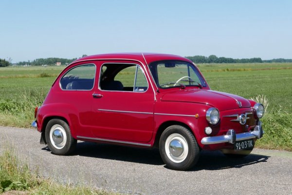 Любопитното е, че първоначално руснаците не разполагат с двигател за малкия автомобил и се опитват последователно да използват моторите на Citro&euml;n 2CV и BMW 600. И в двата случая не успяат, което в крайна сметка води до направата на собствен двигател. Той е V-образен 4-цилиндров с карбуратор и с въздушно охлаждане.
