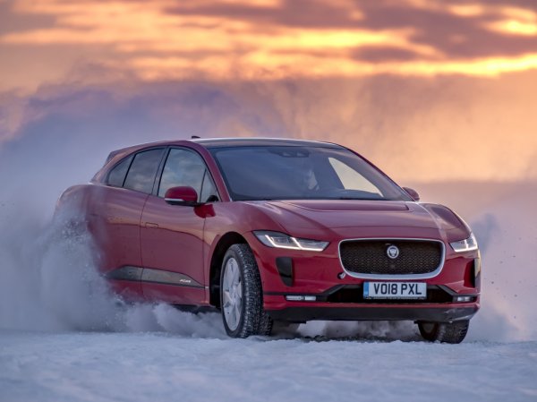 Отново Jaguar, отново кросоувър, но този път електрически.  Този модел предизвика истински фурор след излизането си на пазара и това е една от многото престижни награди, които спечели. Той изпревари и директния си конкурент Audi e-tron Quattro.