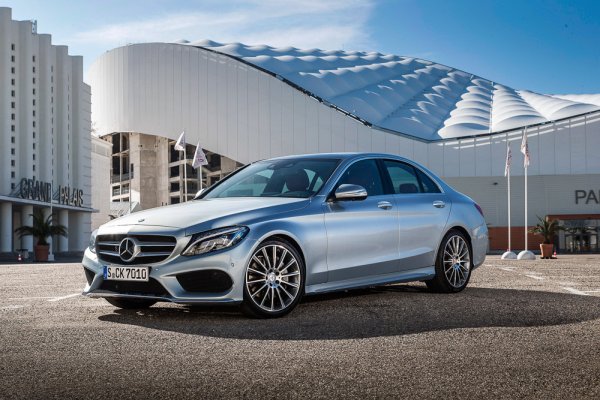 Новото поколение на модела на Mercedes успява да изпревари Volkswagen Passat и Ford Mustang, като експертите харесват дизайна и стилния интериор на автомобила. А той отново се нарежда сред бестселърите на пазара.
