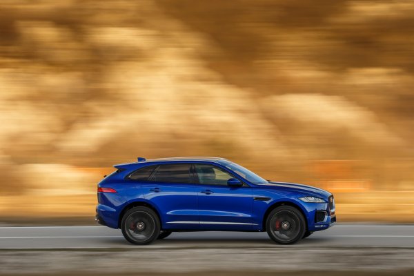 Първият кросоувър на марката Jaguar няма как да не привлече вниманието на гласуващите в конкурса, тъй като е много красив. Любопитното е, че и трите финалисти са кросоувъри, като F-Pace изпреварва Volkswagen Tiguan и Audi Q5.
