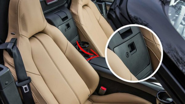 Жабката в последното поколение на роудстъра Mazda MX-5 (ND) не е на предния панел, под таблото, а в задната част на салона, точно между облегалките на двете седалки. Логично, тъй като това е модел, с който можете да пътувате "под открито небе". Малката жабка си има капак и ключалка.